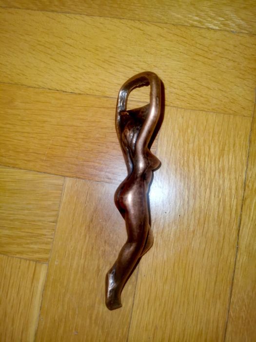 Месингова отварачка за бутилки винтидж женска гола фигура скулптура