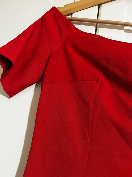 Стилна червена рокля в отлично състояние