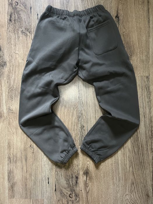 pantaloni essentials