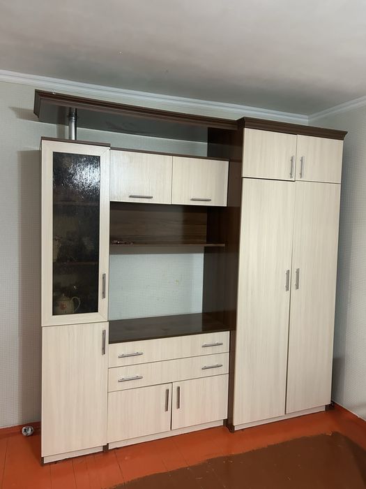 продается вместительный шкаф,очень много шкафчиков,окрас красивый