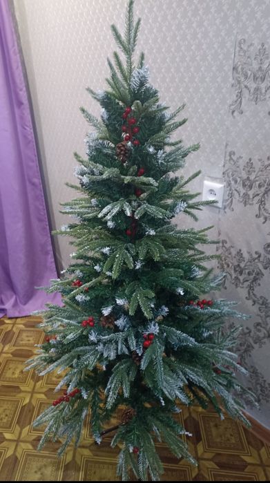 Ёлка с ягодами и снегом 150 см