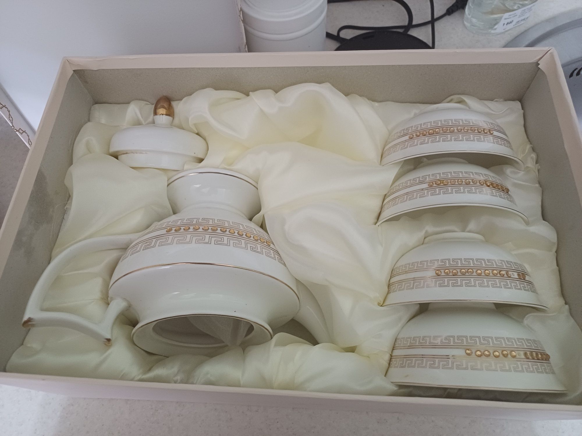 Продам сервиз, 5 кесешки и чайник