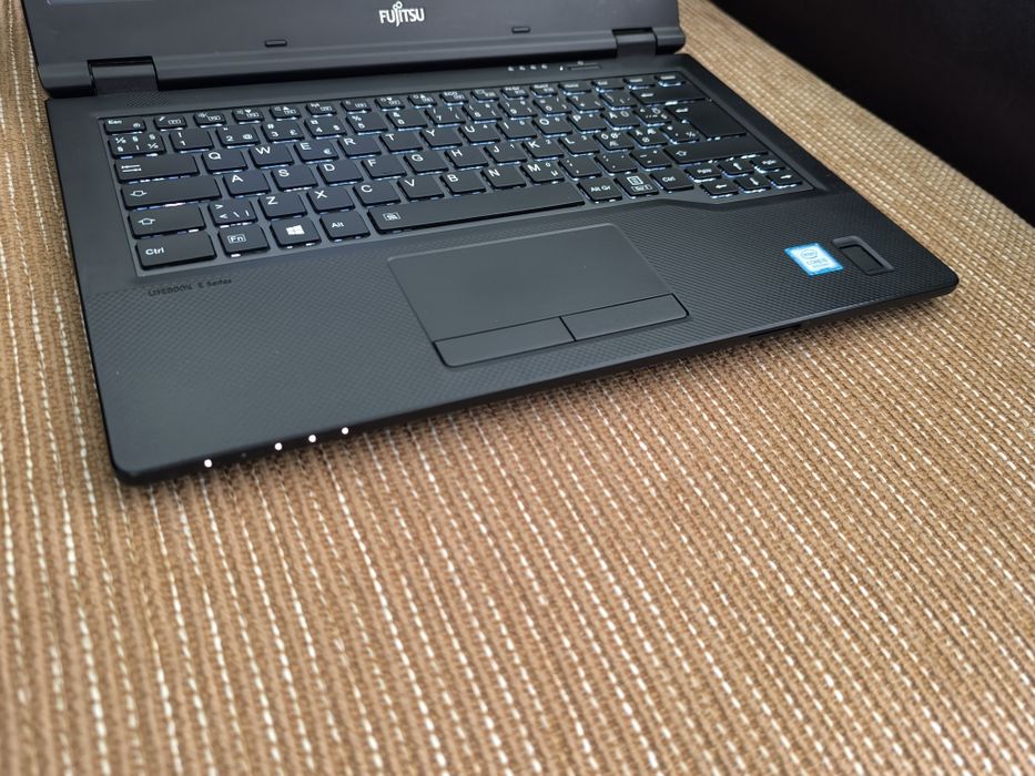 Laptop Fujitsu LifeBook,Cpu i5 Gen8,Ssd 256Gb,Tst Iluminatā