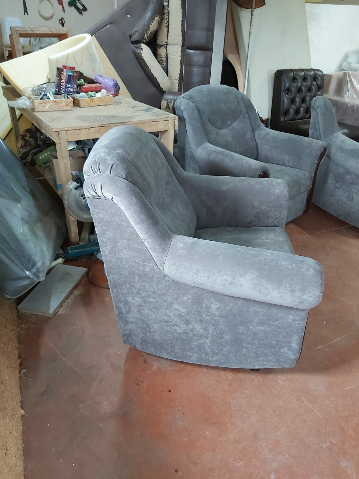 Мягкая мебель: диван и 2 кресла