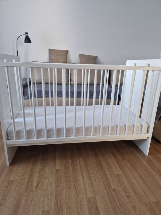 Pat 120x60 cu saltea inclusa.
Produsul este realizat din lemn si