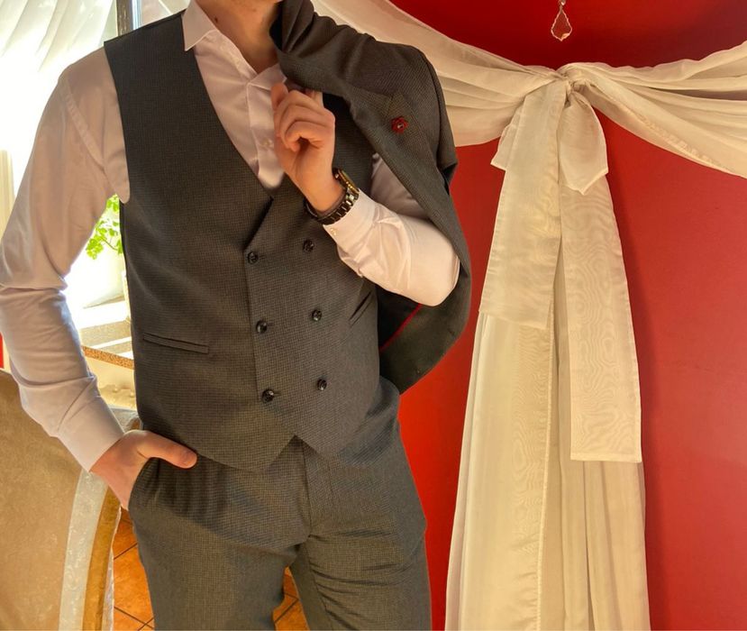 Продам мужской костюм ( тройка)