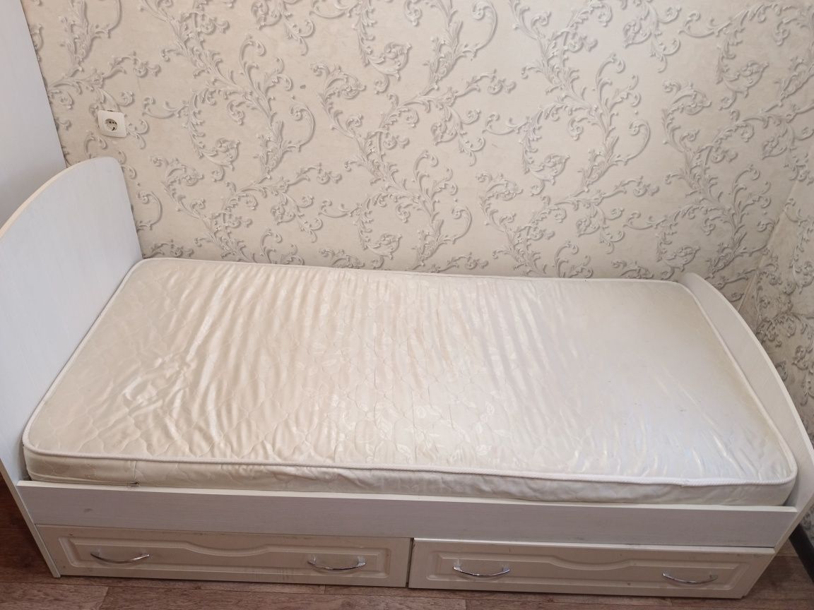 Кровать с матрасом  ортопедическим можно без матрасаи двумя шкафчиками