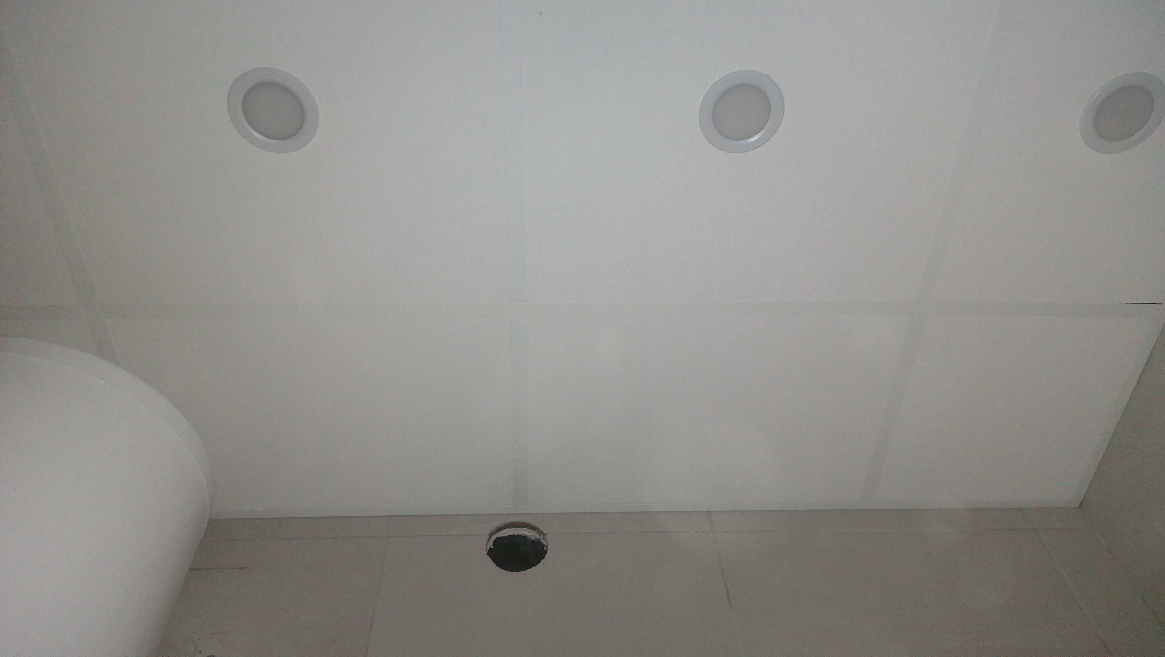 Окачени тавани за баня. Минерал фазерни плоскости 95% влагоустойчивост