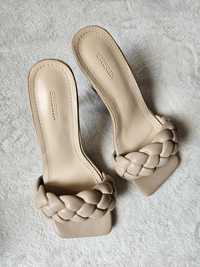 Дамски бежови сандали(чехли) с ток