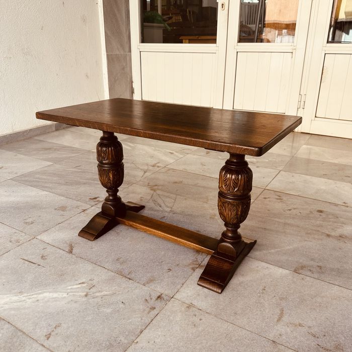 Масивна дървена ретро масичка – резбовани крака, отлично състояние