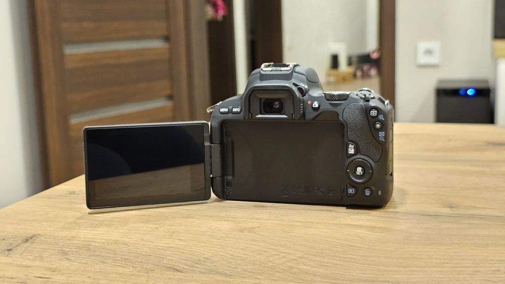 Canon DSLR EOS 200D 24MP, Wi-Fi+Oбективи 18-55mm, f/35+50mm f1.8 STM