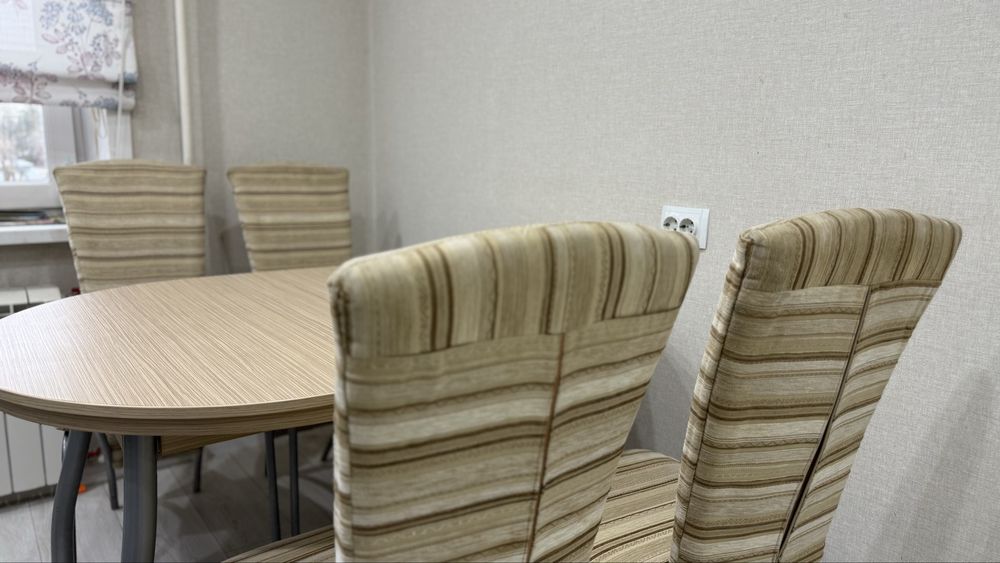 Стол со стульями