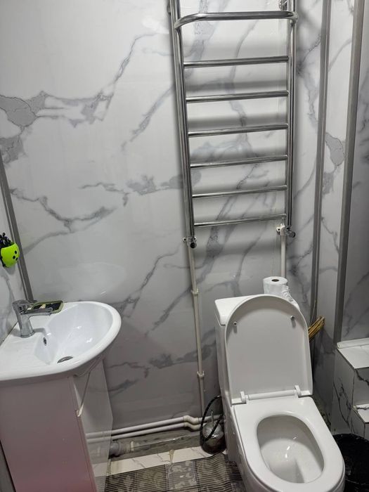 Срочна сотилади. 1 хона  Янгиҳаёт метро 3-бекат