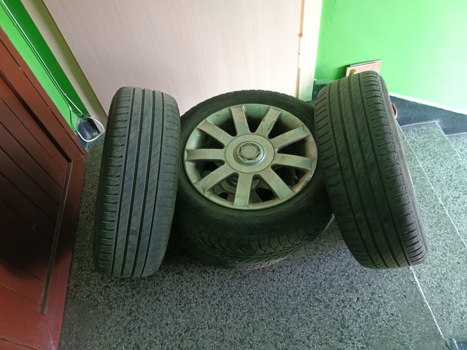Продавам 4 бр. алуминиеви джанти с гуми от Toyota Avensis 2001 година