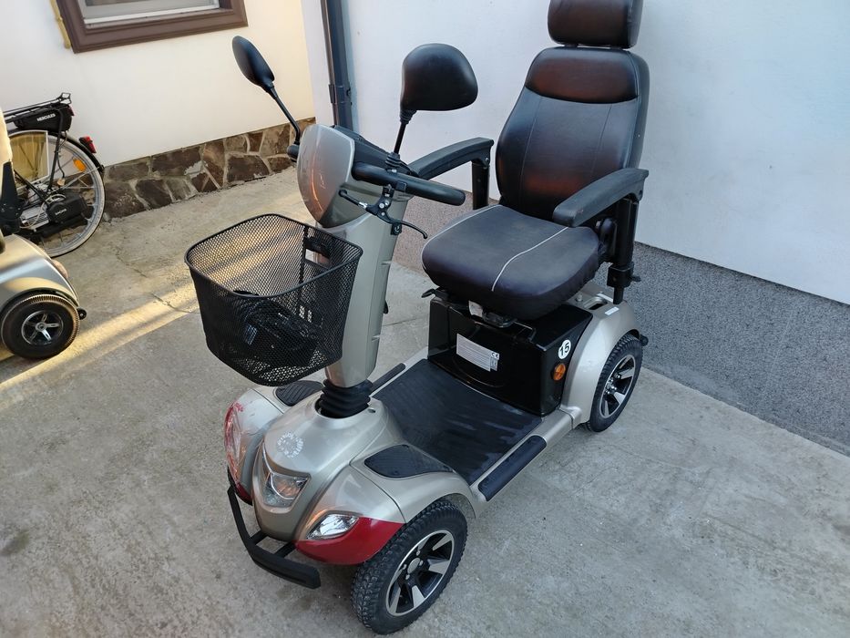 Cărucior scuter electric persoane cu dizabilități