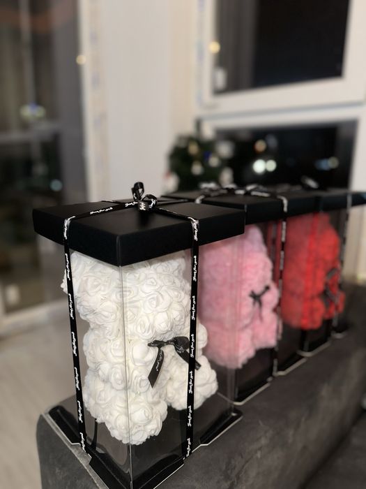 Подаръчно мече с вечни рози и елегантна панделка - идеално за празници