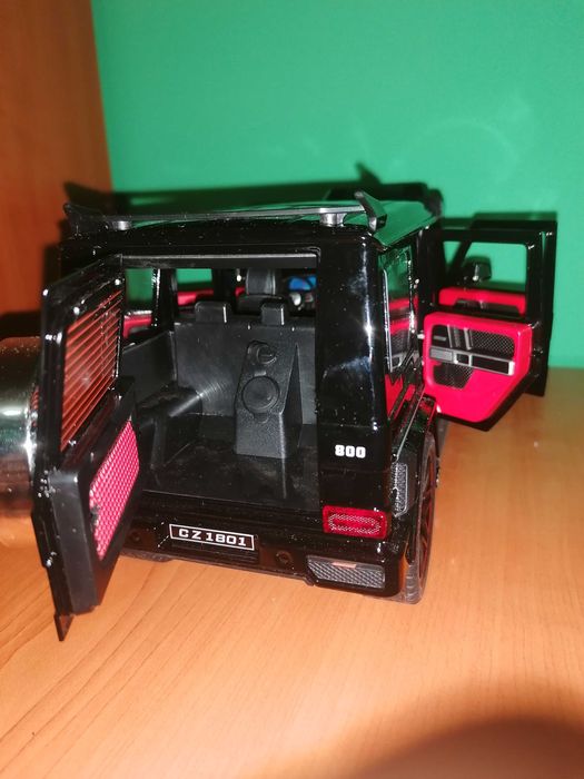 Метални колички с отварящи се врати, работещи фарове и звук от двигате