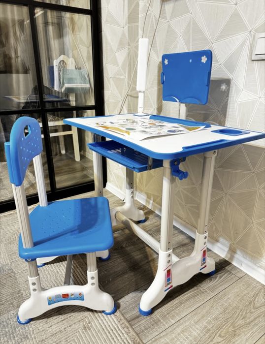 Детская парта, стол со светилником
