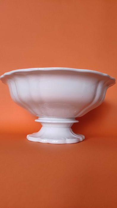 Порцеланова фруктиера със столче