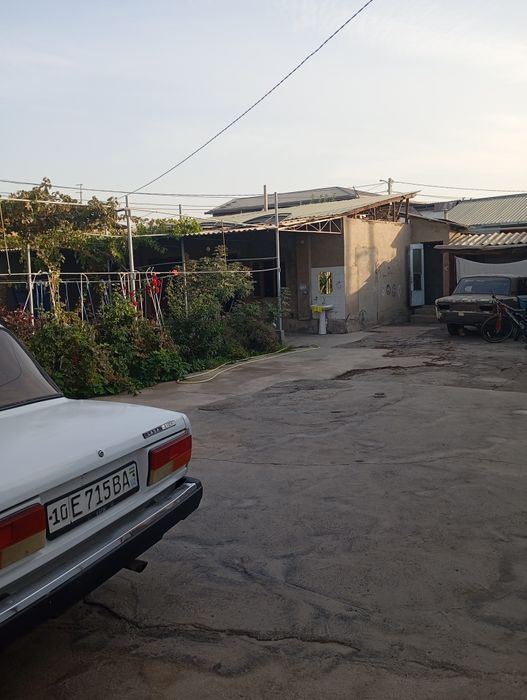 Продается участок половина больше 2 соток земли 2 комнаты Янгиабад