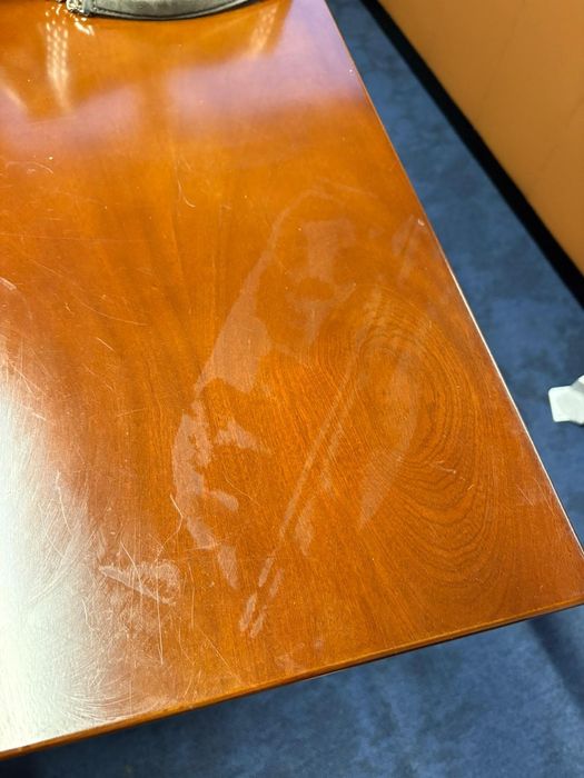 Масивно, кафяво бюро