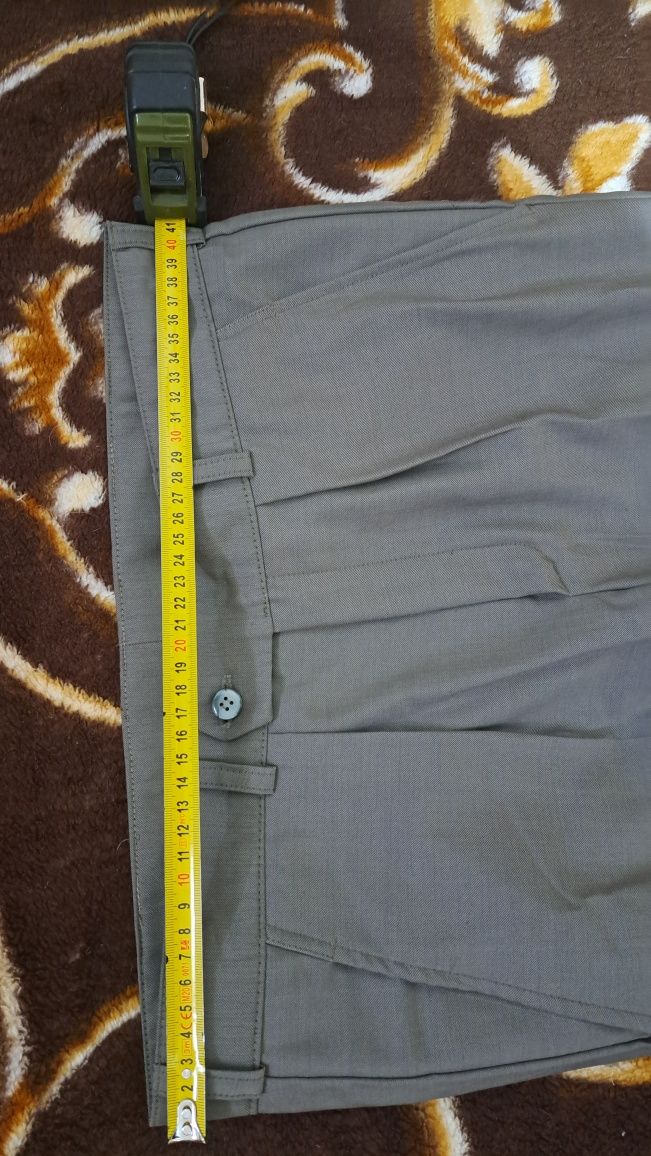 Vând pantaloni de costum de culoare gri