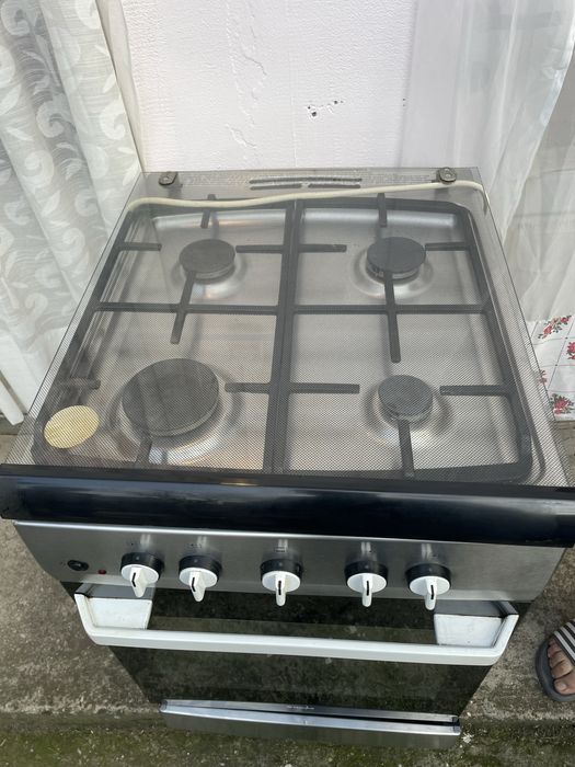 Aragaz pe gaz cu cuptor si functie de gratinate