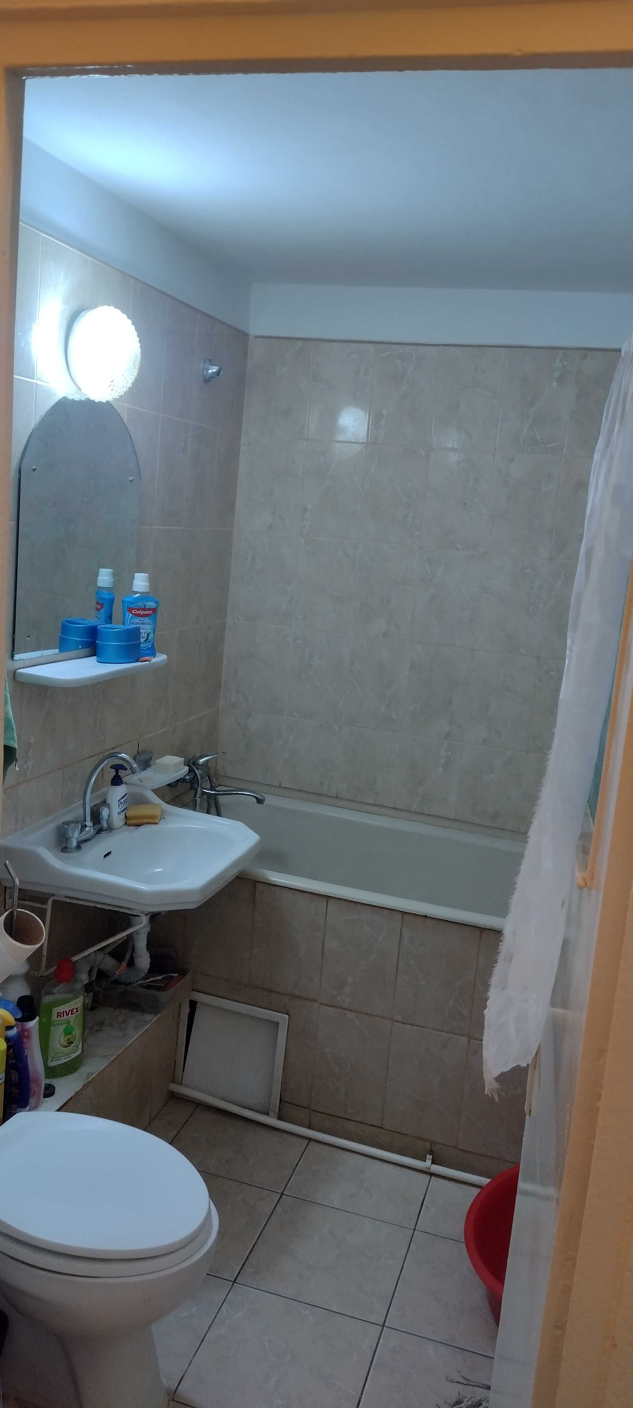 Apt. 3camere,decomandat,zona CUG(bisericuță )et.3/4,orientare la Sud.