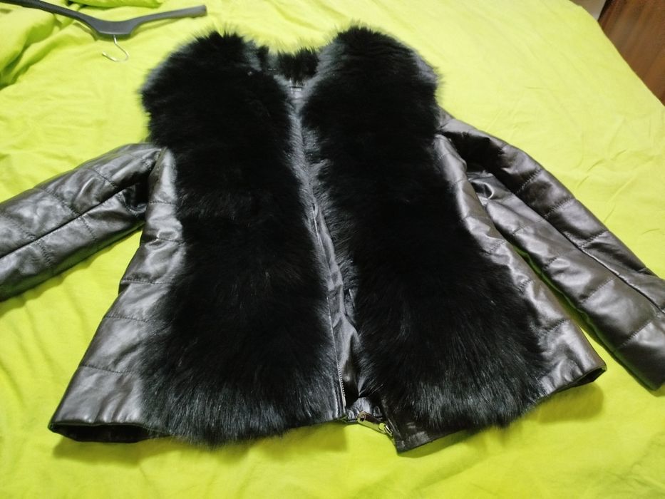 Vând haina de piele naturală