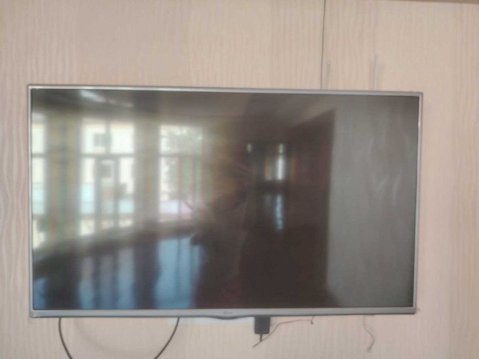 LG 42-дюймовый LED телевизор (модель 42LF550V-ZA)— отличное состояние!