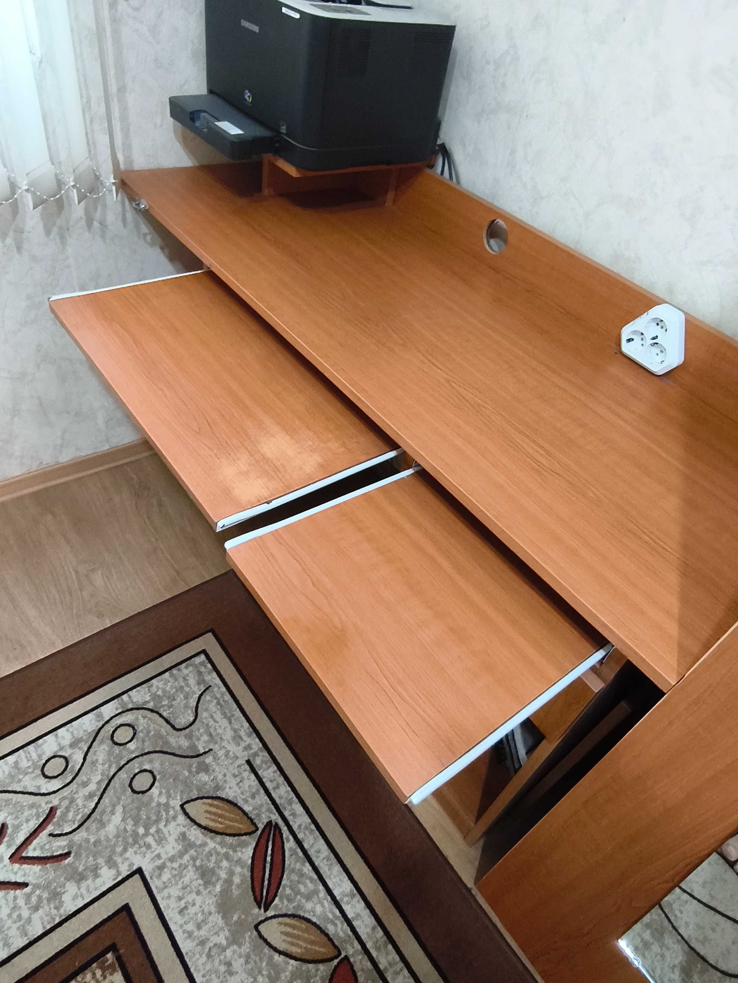Бюро и плот за Телевизор
