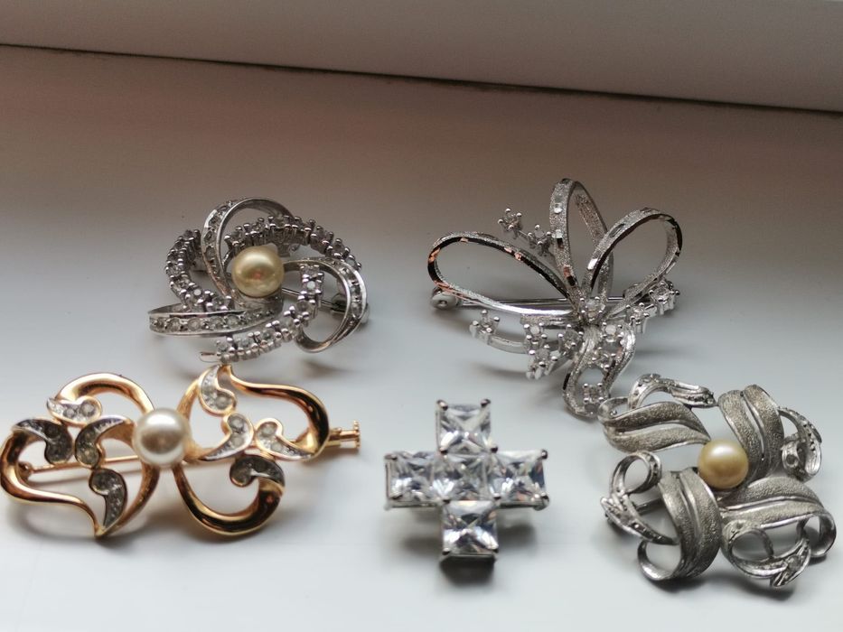 Стари брошки с фасетирани камъни