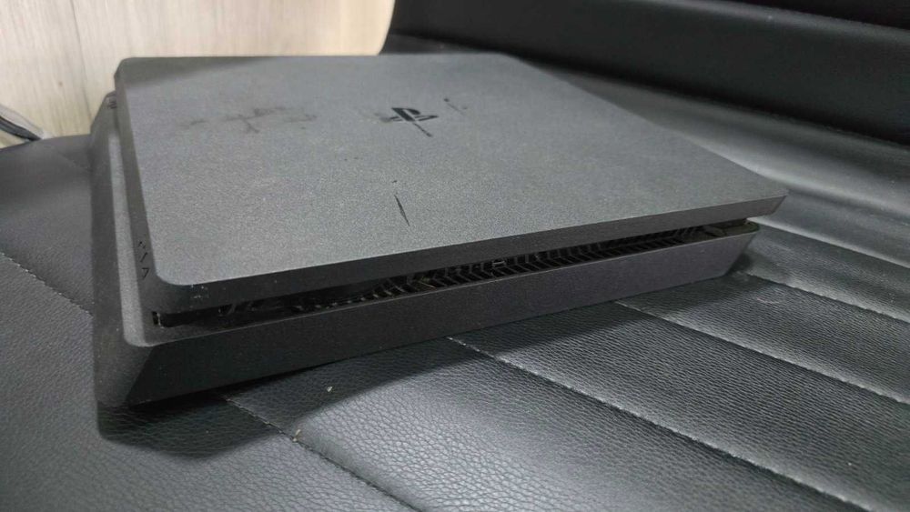 Конзола Sony Playstation 4 Slim, 512 GB + 1бр контролер + 1 игра