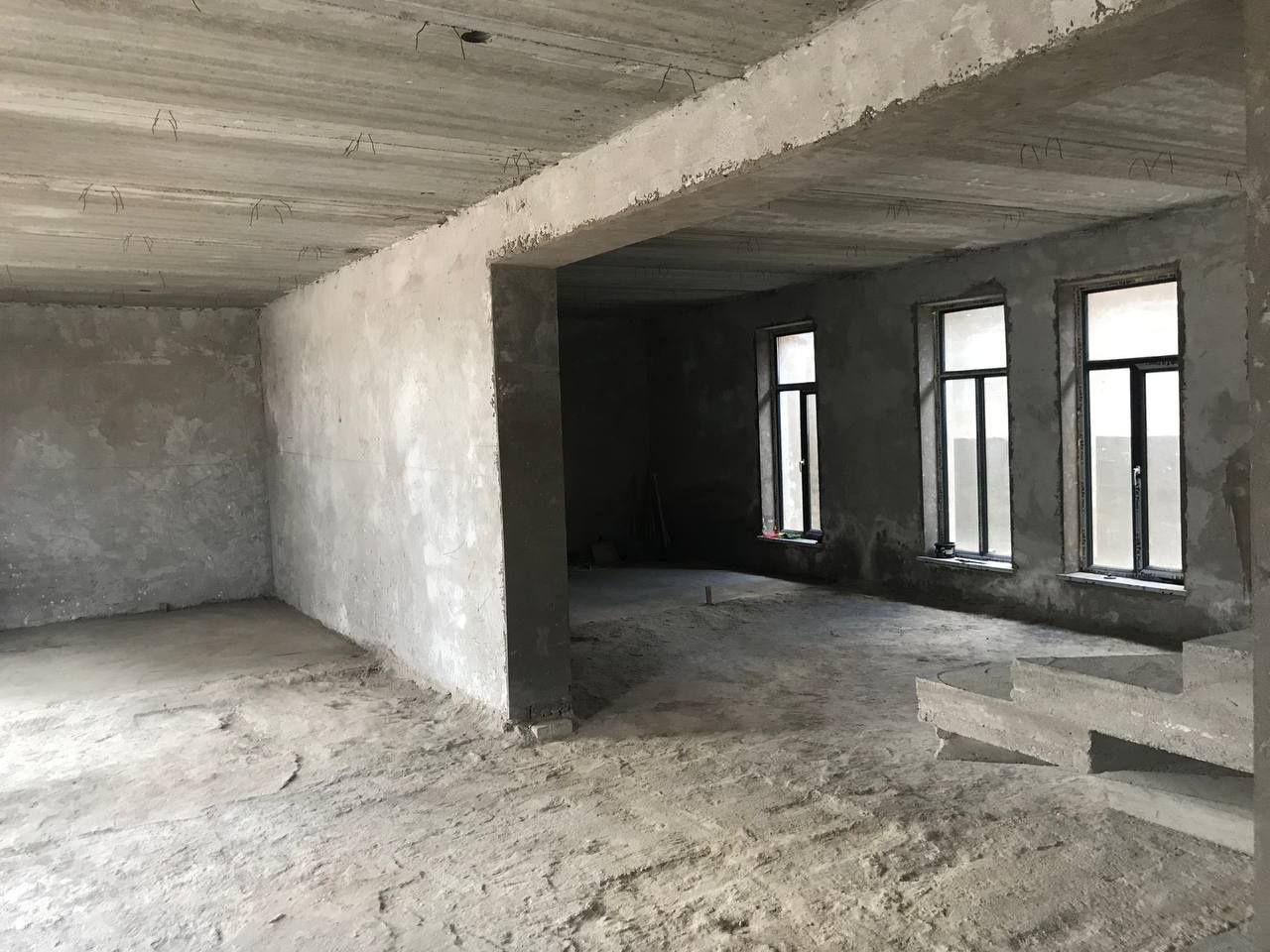 ДУРМОНДА СРОЧНО Участка 2 этажный сотилади. Нархи келишилади..