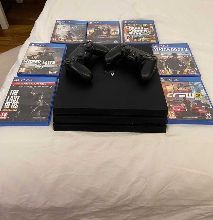 Playstation 4 PRO 1TB + 2 Controllere + 7 Jocuri + Cabluri