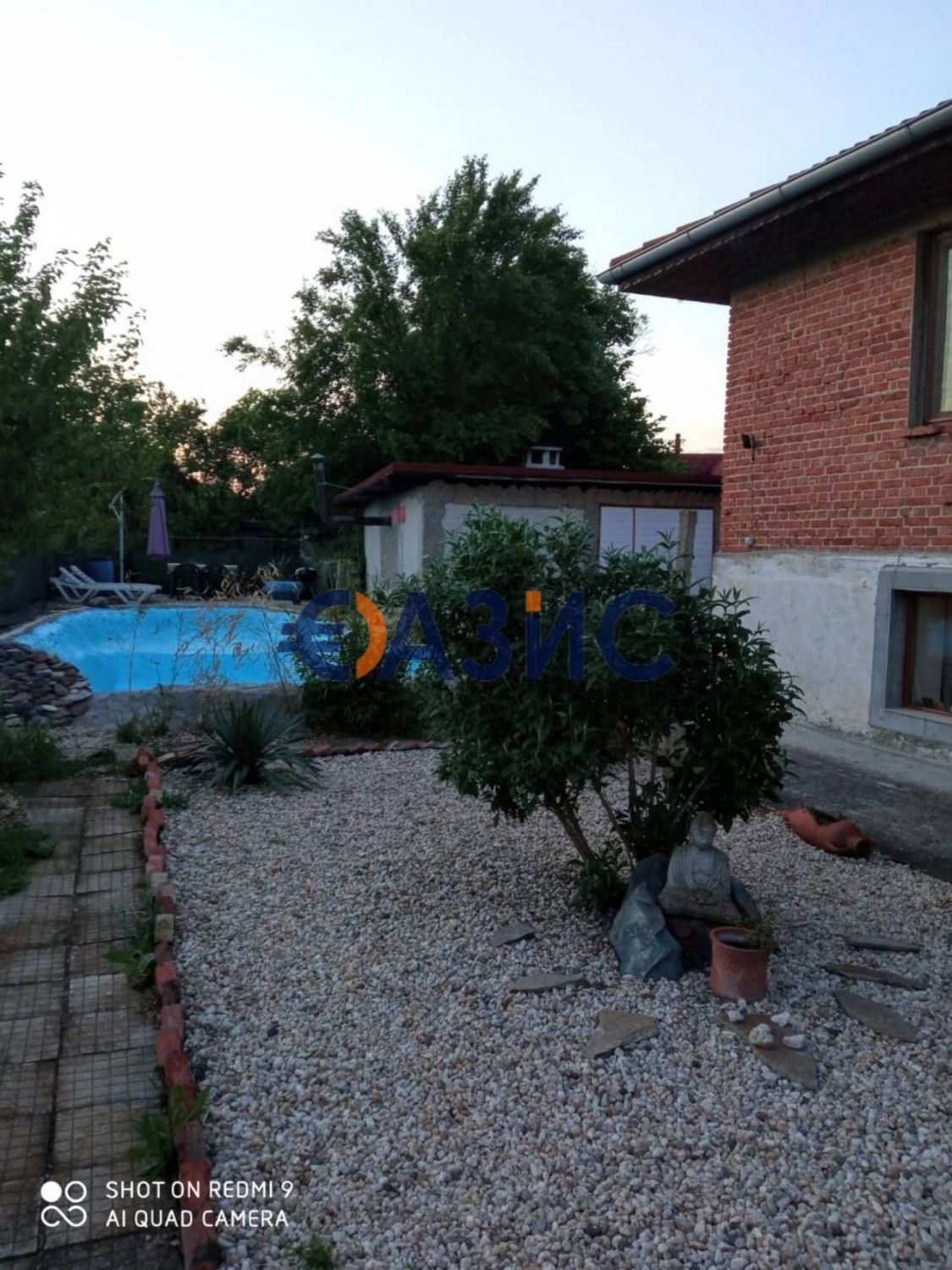 Къща, 162 кв. м с басейн и сауна върху парцел от 1000 кв. м с. Ливада,