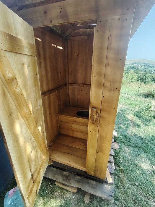 Toaleta de grădină, balansoare, locuri de joacă pentru copii