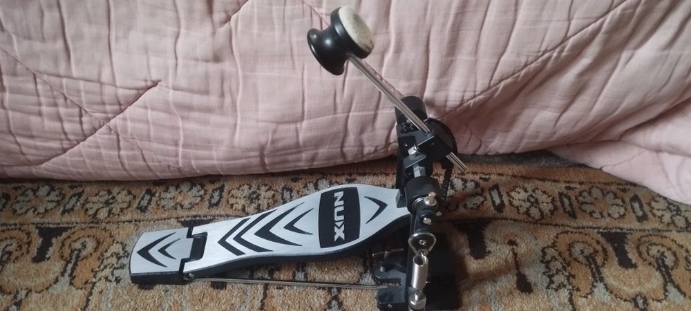 Одиночная педаль nux для барабанов.