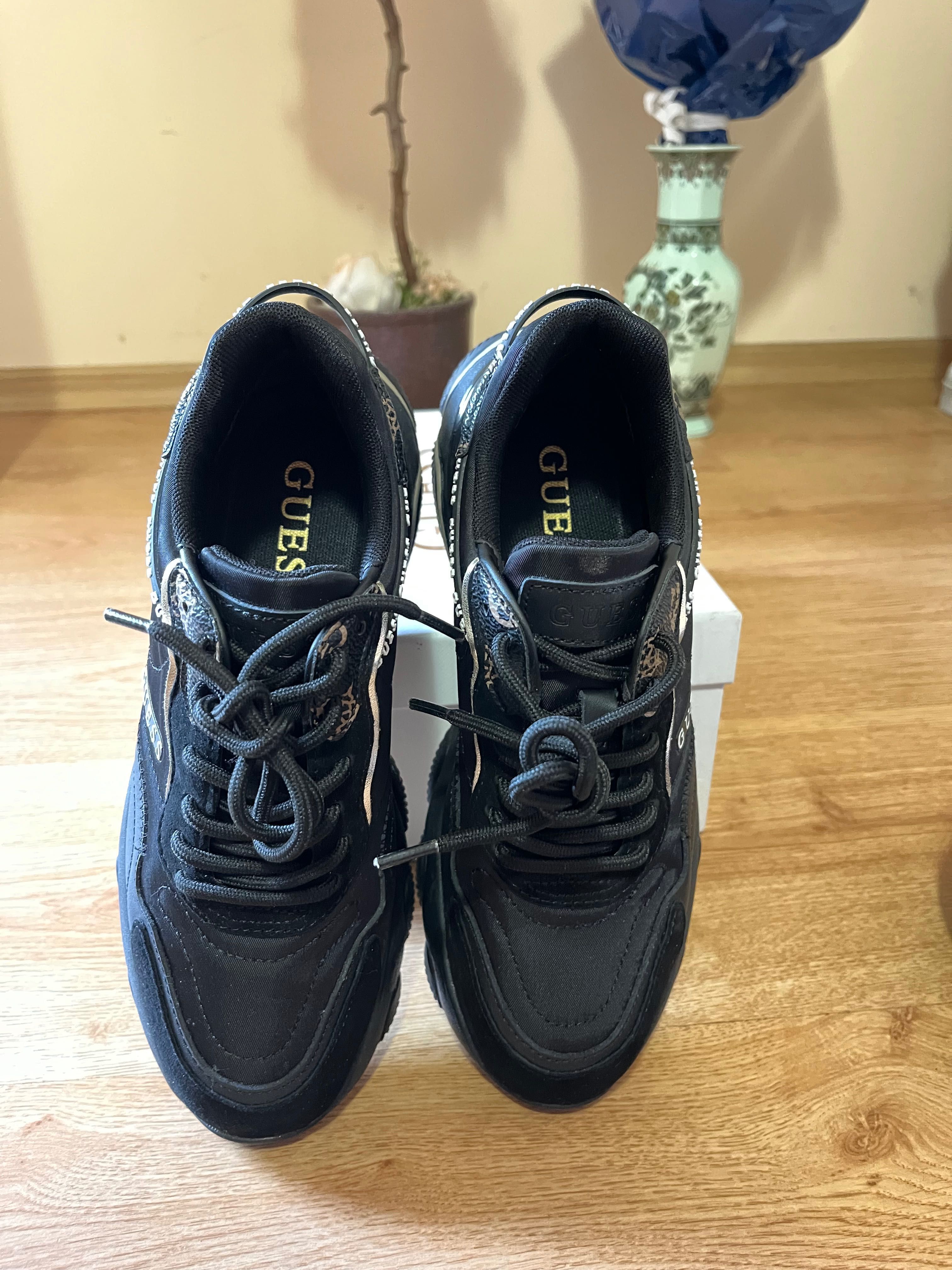 Продавам сникърси GUESS