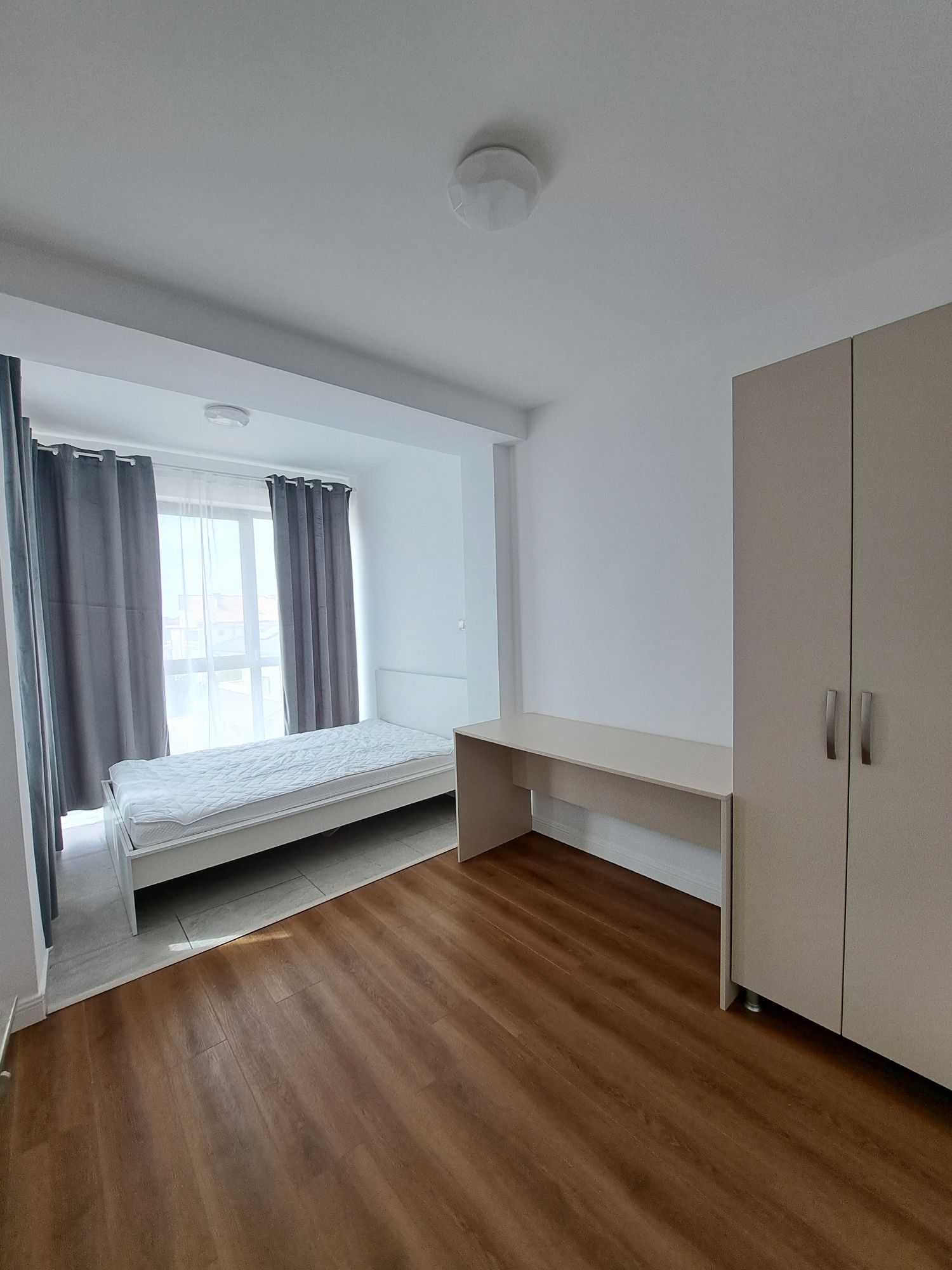 Închiriez apartament 3 camere