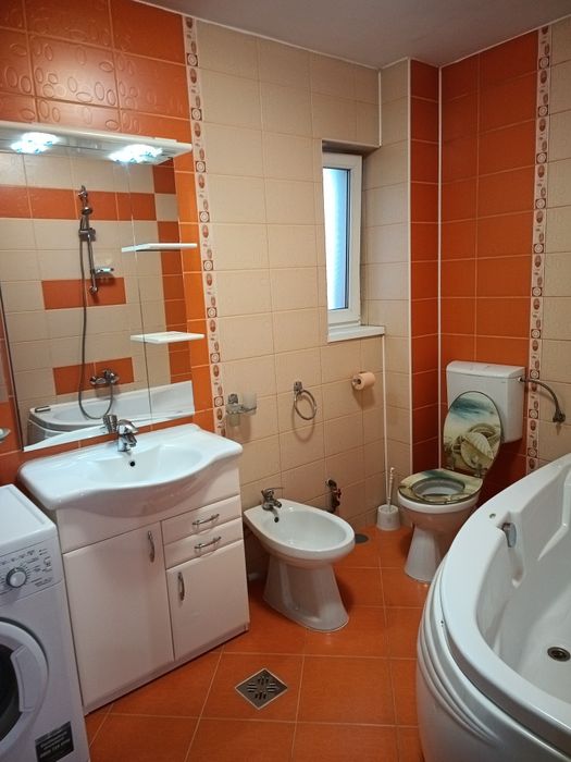 Închiriez apartament 3 camere