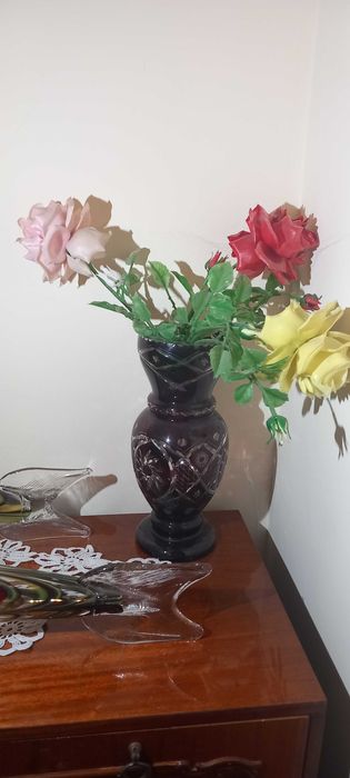 Vaza de culoare rosu rubin