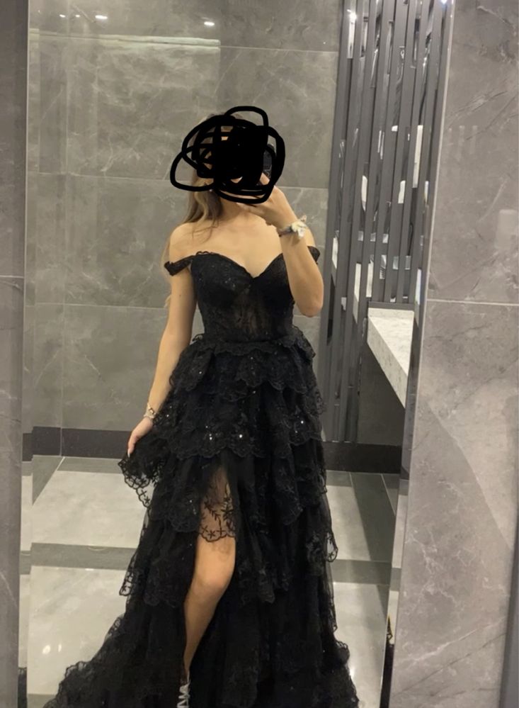 Черна официална рокля с цепка и отворени рамена