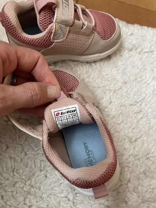 Adidasi fetite marimea 22