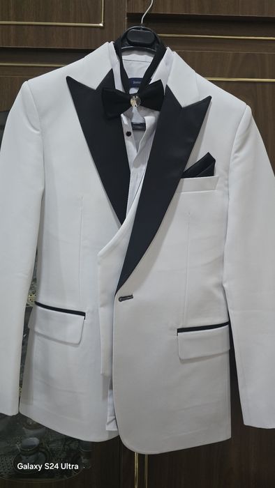 Туй костюми сотилади.