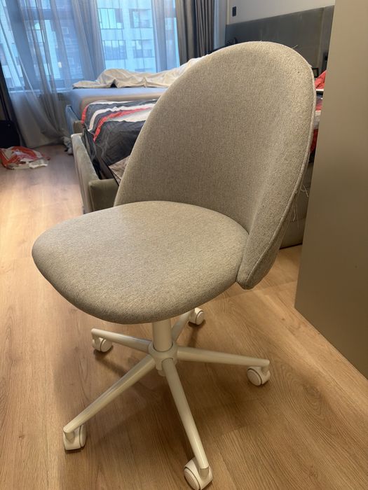 Два броя офис стол за бюро, продават се и по отделно