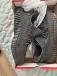 Обувки yeezy.      .