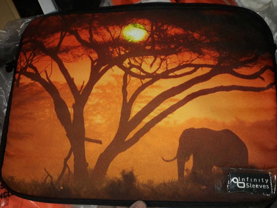 Huse pentru laptopuri si tablete Infinity Sleeves.