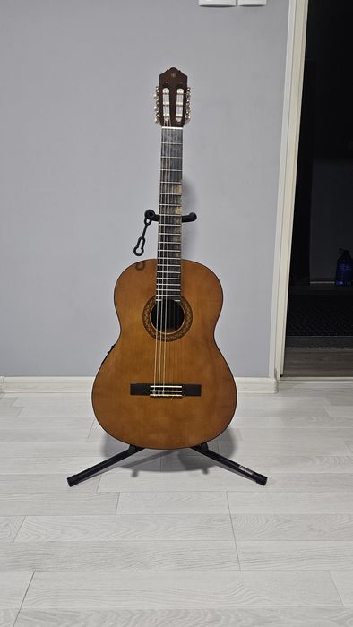 Продаётся гитара YAMAHA CX40