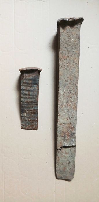 Големи железни клинове и стар сатър